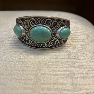 Women’s Turquoise and Silver Hinged Bangle Beacelet.